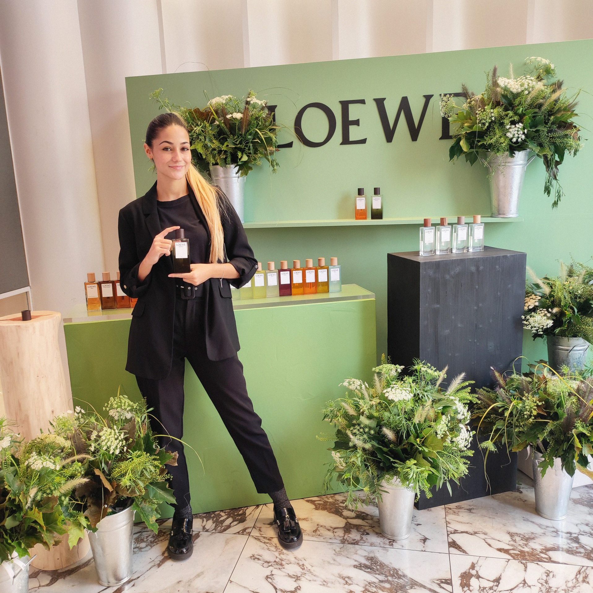 Azafata de venta en espacio de Loewe promocionando su gama de perfumes