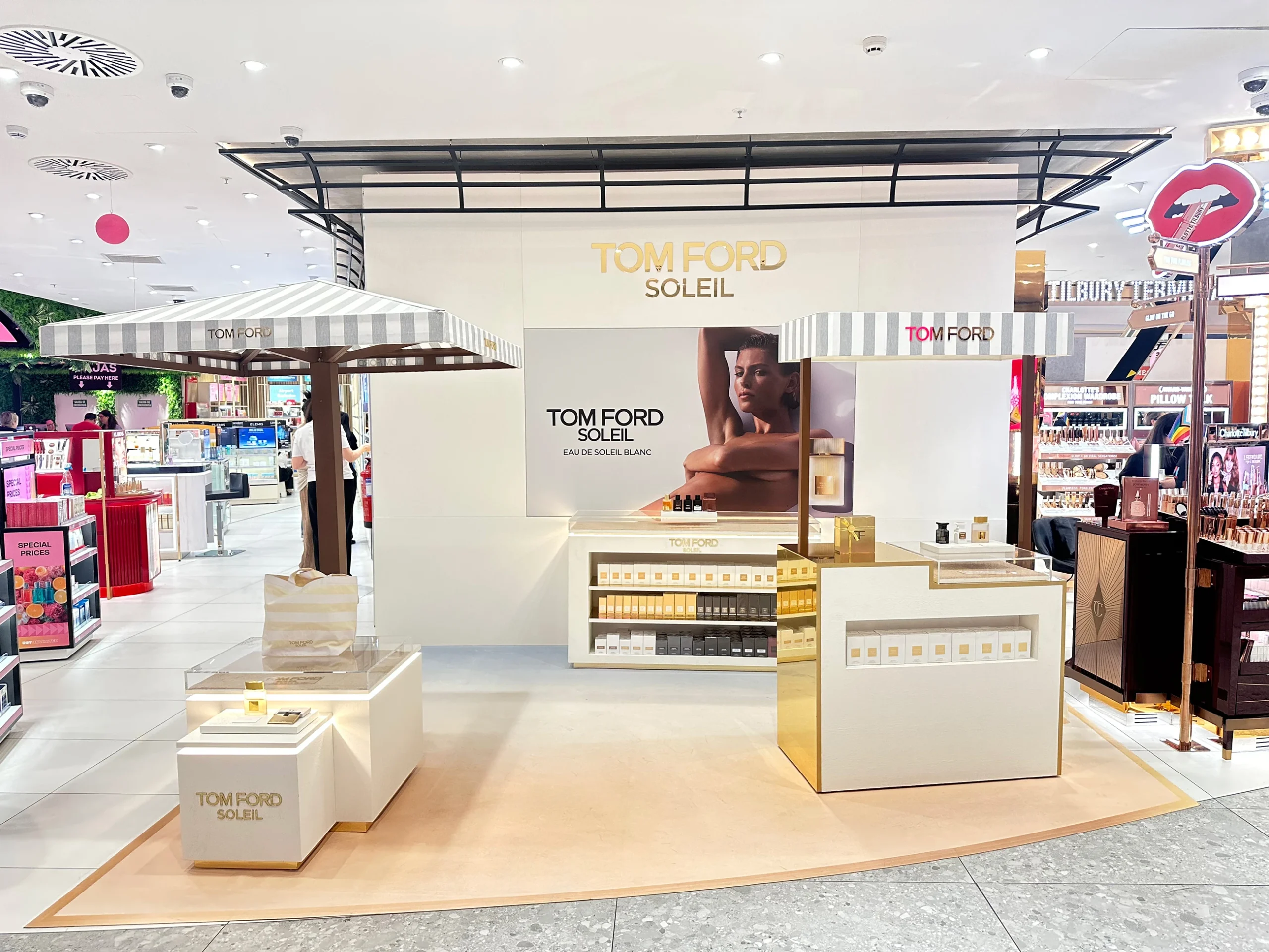 Diseño, producción y montaje de espacio de marca Tom Ford Soleil en aeropuerto