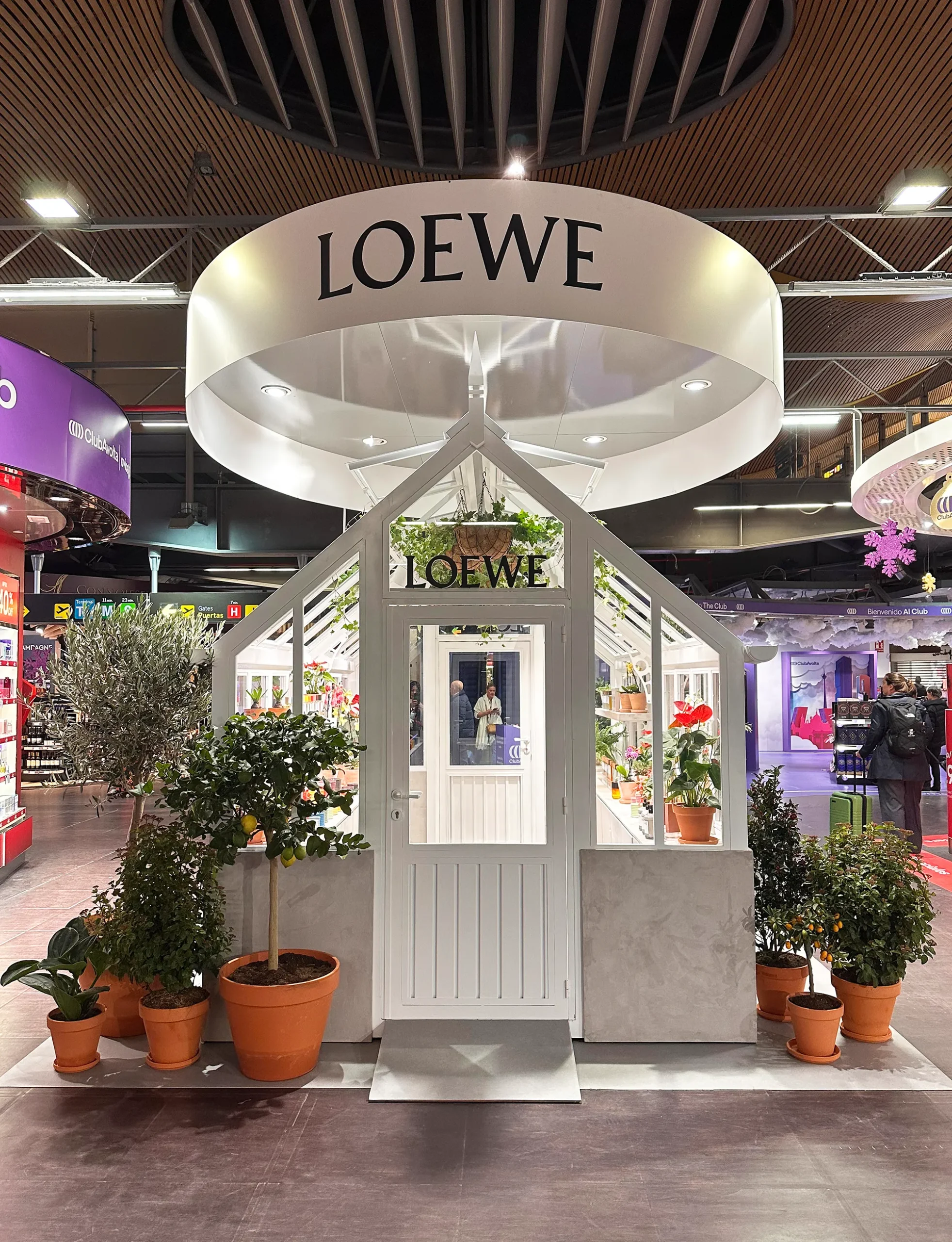 Diseño, producción y montaje de espacio de marca Loewe en aeropuerto